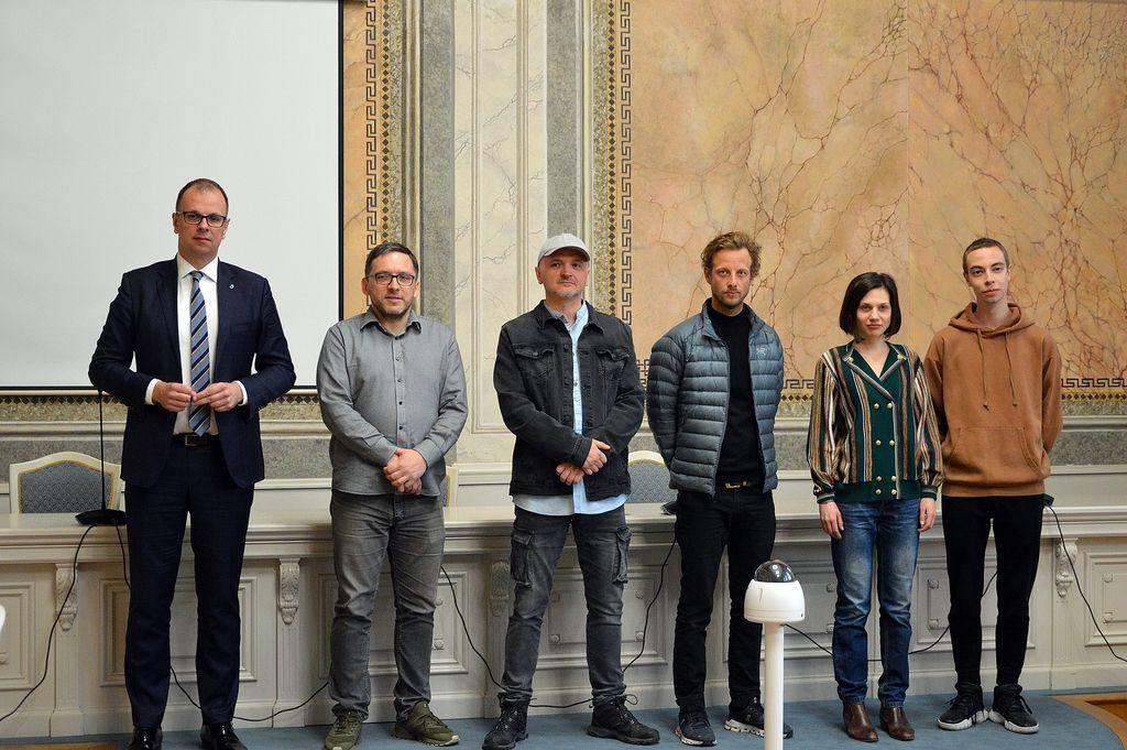 Reżyser „Śubuka” Jacek Lusiński, producent Leszek Bodzak, twórca zdjęć Bartosz Nalazek i aktorzy – Małgorzata Gorol oraz Wojciech Dolatowski spotkali się z władzami miasta w sali narad magistratu.<br/>fot.UM Przemyśl  