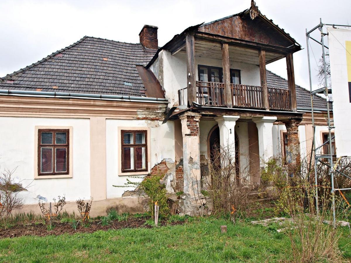 Dworek ul. Lwowskiej 1 jest murowany, zbudowany na przełomie XVIII i XIX wieku. Wpisany do rejestru zabytków został już 11 czerwca 1987 r. Z każdym rokiem jest w coraz gorszym stanie.<br/>fot.Mariusz Godos
