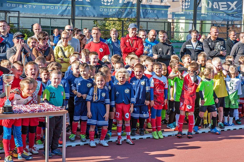 Setki dzieci uczęszcza na treningi UKS Orlik Przemyśl w różnych grupach wiekowych. Mogą czuć się zawiedzeni, bo pewnie cieszyli się z budowy popularnego „balona” czy wymiany nawierzchni boiska orlik przy ul. Dworskiego 98. Zbulwersowani i oszukani czują się natomiast rodzice młodych piłkarzy.<br/>fo