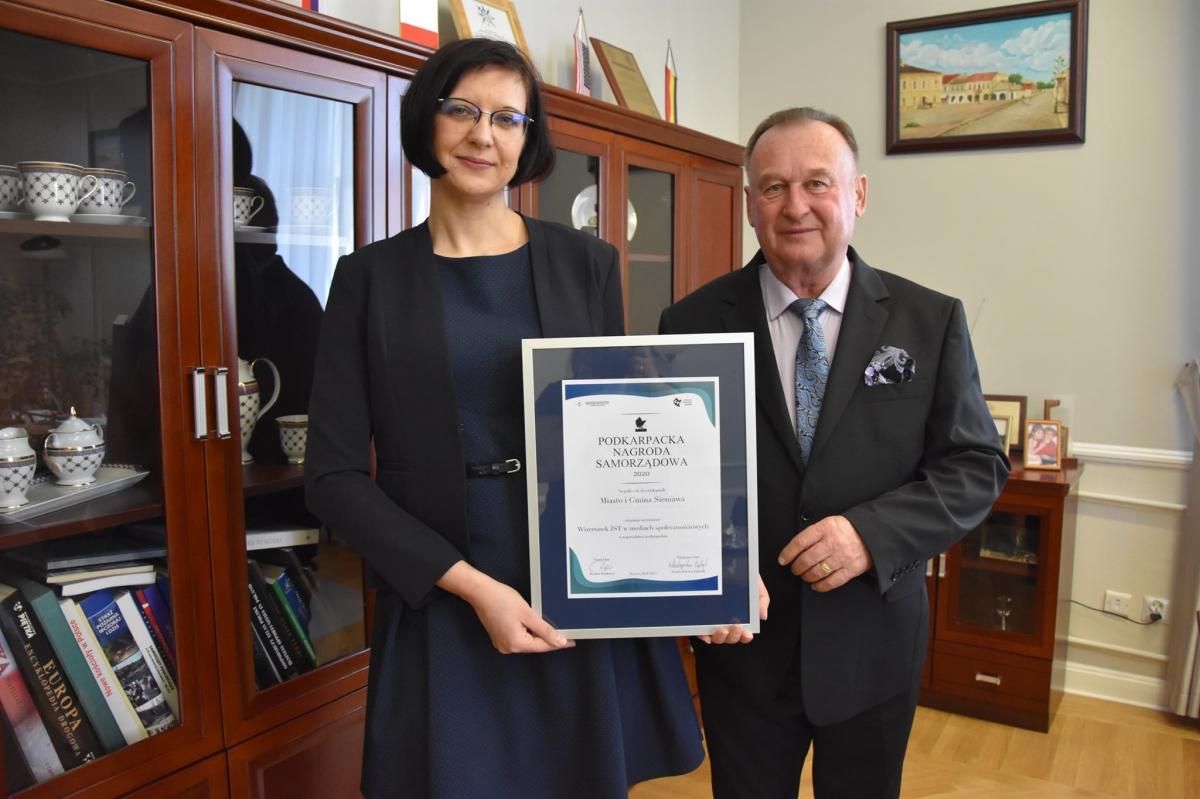 Gospodarz miasta i gminy Sieniawa Adam Woś i sekretarz UMiG Barbara Matyja z oficjalnym potwierdzeniem wyróżnienia w 20. edycji Podkarpackiej Nagrody Samorządowej.<br/>fot.UMiG Sieniawa