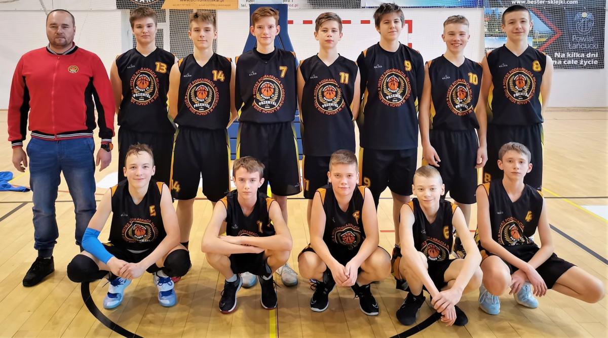 Młodzi koszykarze UKS Basket 15 Przemyśl mimo ambitnej postawy nie dali rady awansować od półfinałów Mistrzostw Polski Kadetów.<br/>fot.ze zbiorów własnych