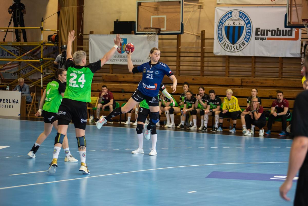 Białoruska rozgrywająca Valentina Nestsiaruk (w akcji) znakomicie spisuje się w ostatnich meczach jarosławskiej ekipy.<br/>fot.PGNiG Superliga Piłki Ręcznej Kobiet