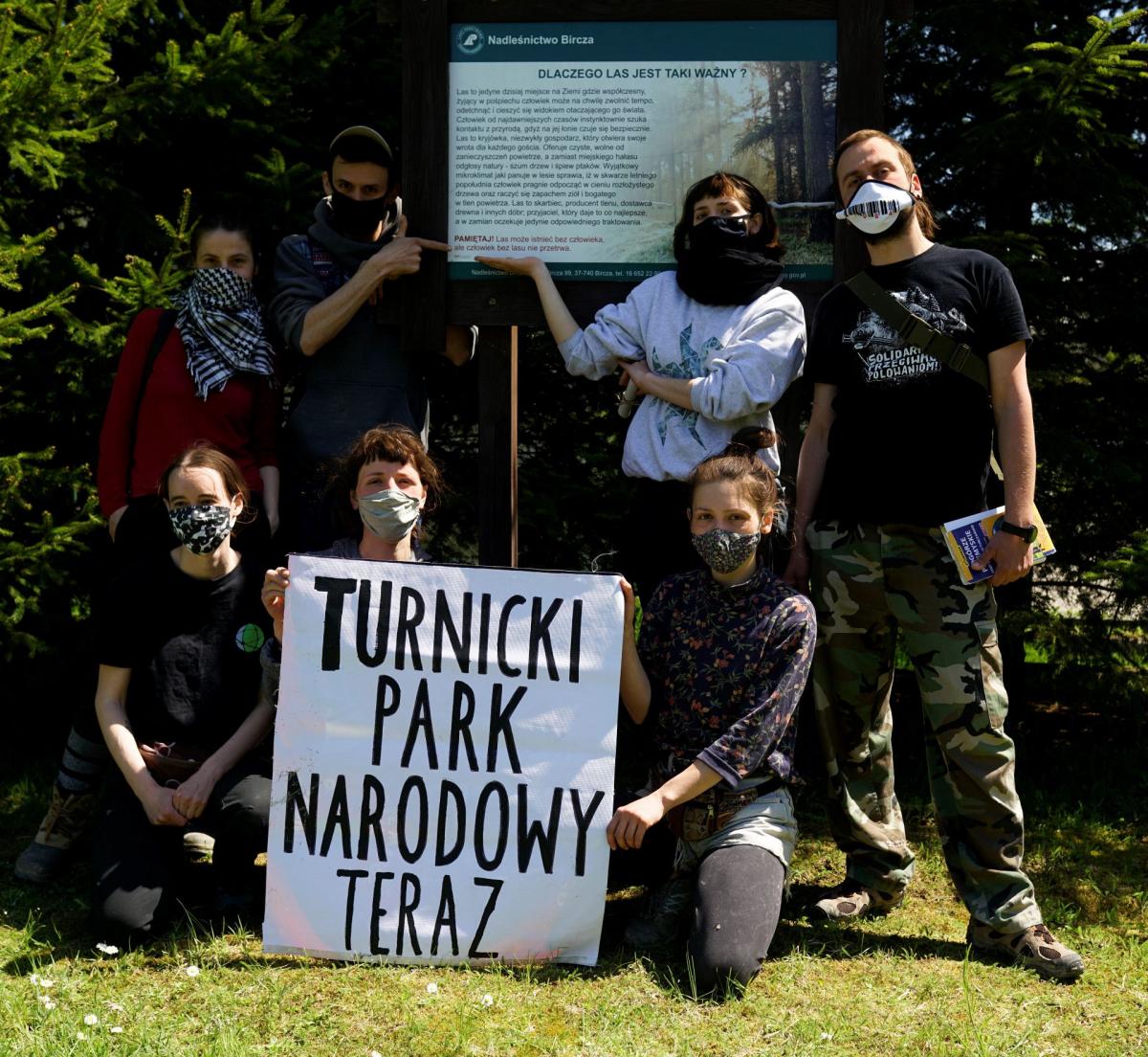 5 maja grupa uczestników i uczestniczek blokady wycinki na terenie projektowanego Turnickiego Parku Narodowego odwiedziła siedzibę Nadleśnictwa Bircza, odpowiedzialnego za cięcia na ww. obszarze.