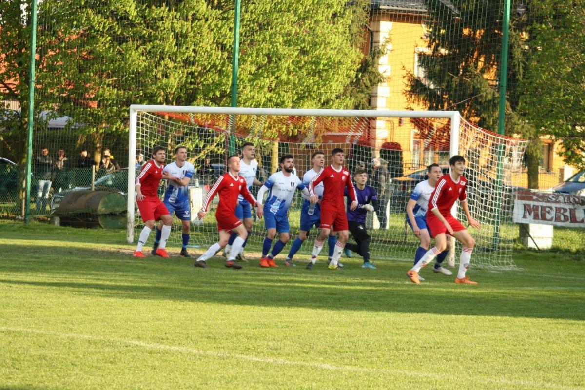 Piłkarze KS Szówsko (czerwone stroje) w miniony weekend pokonali MKS Kańczugę (białe koszulki), teraz zabrali dwa punkty LKS Skołoszów.<br/>fot.www.facebook.com/ksszowsko