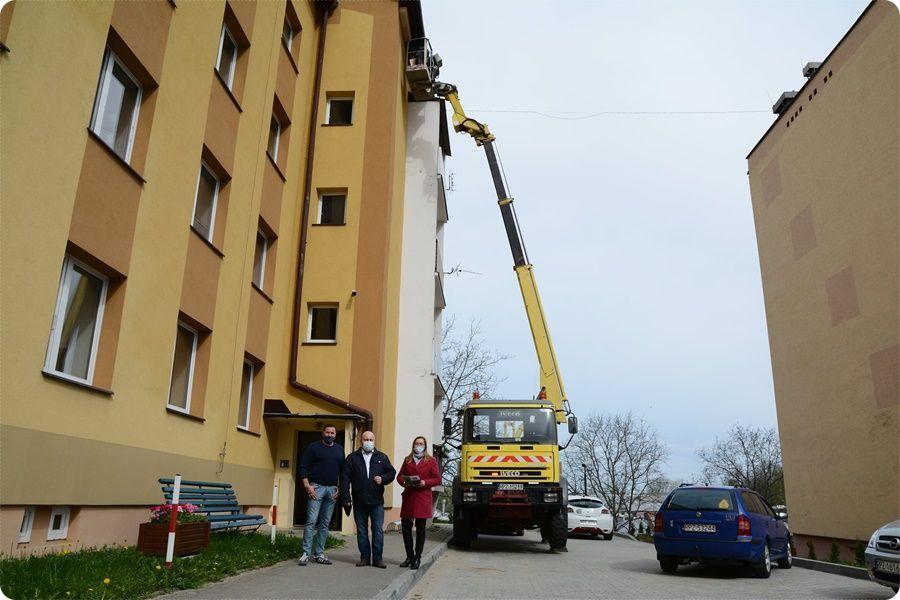 Na bloku przy ul. Marii Curie-Skłodowskiej podwieszono 20 domków dla jerzyków.<br/>fot.UM Przeworsk