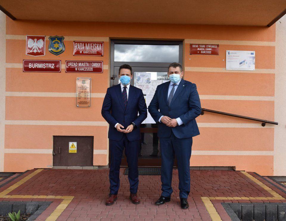 Rafał Trzaskowski złożył roboczą wizytę w Kańczudze. Tu podjął go burmistrz miasta i gminy Andrzej Żygadło.<br/>fot.UMiG Kańczuga