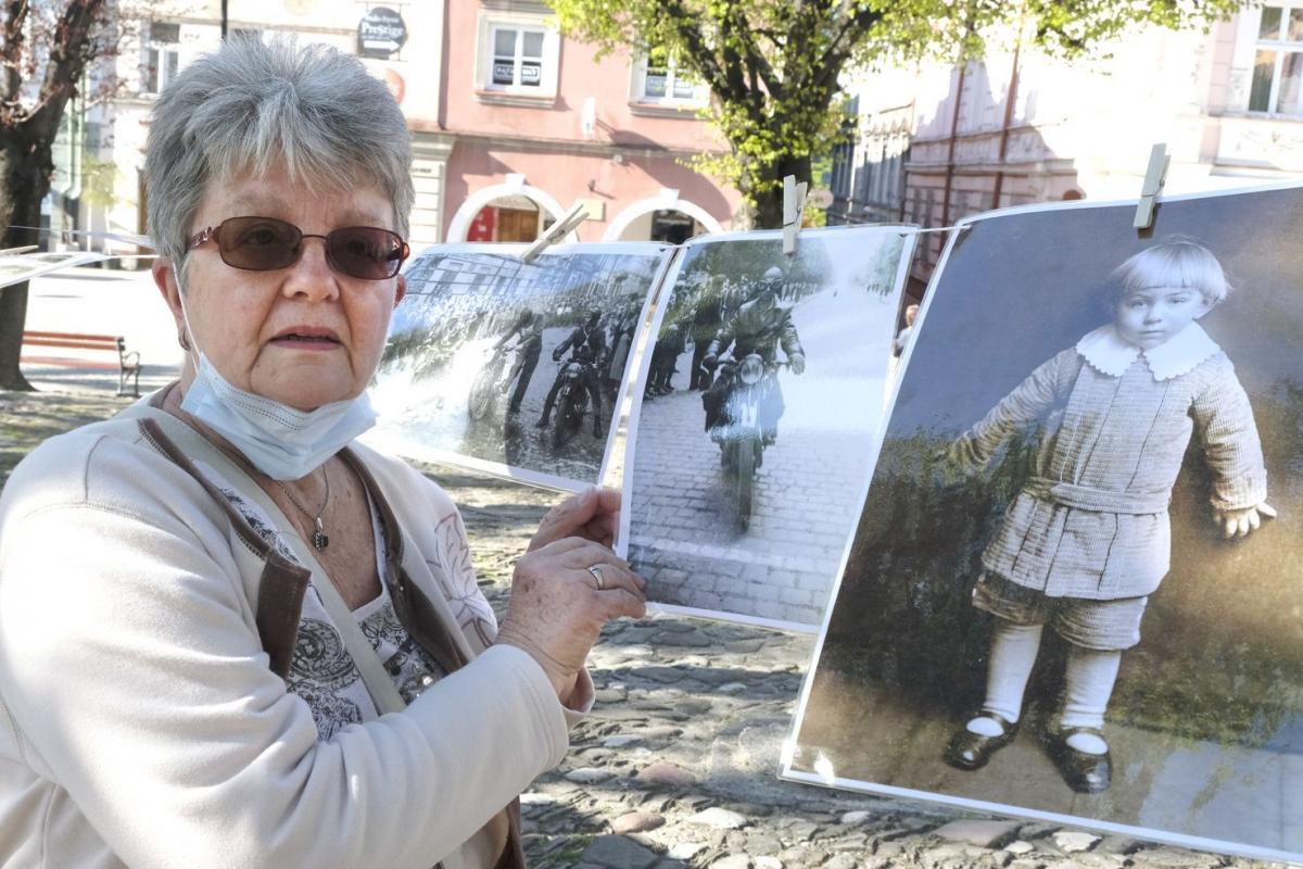 – To mój tato – pani Janina Berger rozpoznała ojca na jednym ze zdjęć. <br/>fot.Jacek Szwic