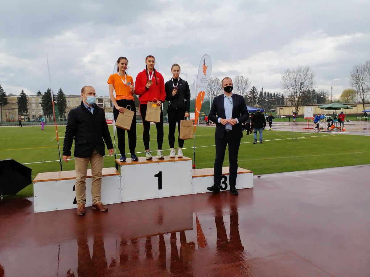 Julia Szczepanik stanęła na najwyższym stopniu podium po wygraniu biegu na 300 m ppł.<br/>fot.ze zbiorów własnych