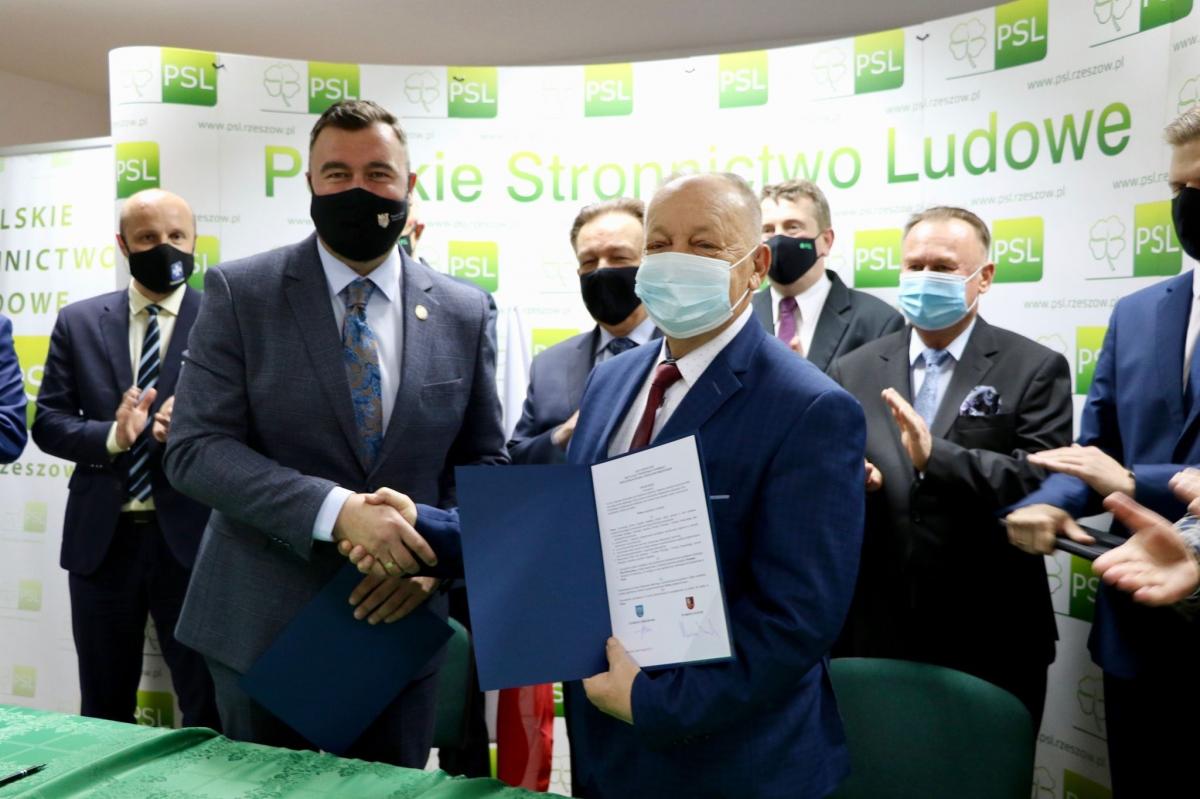 Tuż po parafowaniu listu intencyjnego, który może „rozruszać” bazę turystyczną, rekreacyjną i sportową na terenie powiatu przemyskiego. Z prawej starosta przemyski Jan Pączek, obok starosta płocki Mariusz Bieniek.<br/>fot.Starostwo Powiatowe w Przemyślu