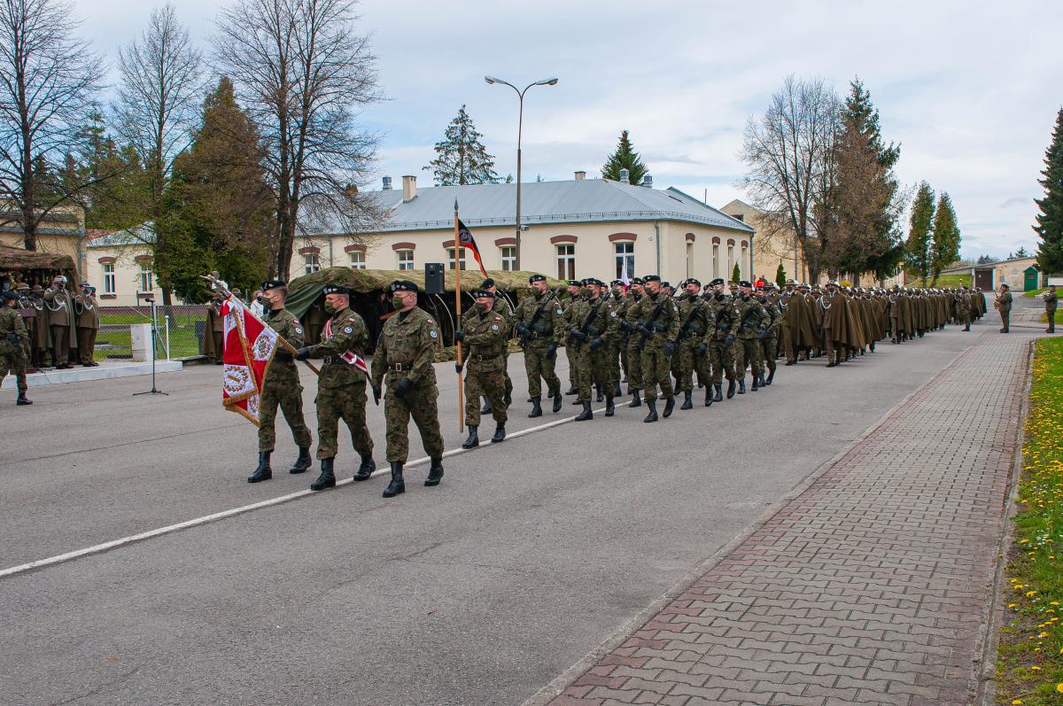 Ceremonia zakończyła się tradycyjną defiladą pododdziałów.<br/>fot.1 batalion czołgów Żurawica