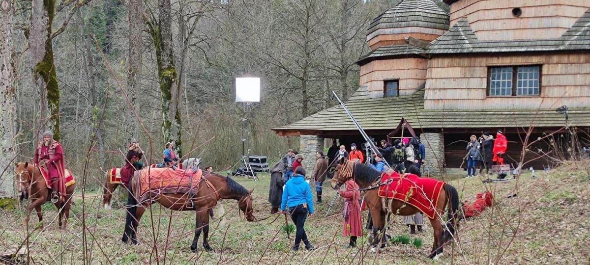 Sceny do filmu na podstawie scenariusza i powieści Jacka Komudy „Diabeł Łańcucki” były kręcone przy cerkwi w Piątkowej w gminie Dubiecko.<br/>fot.UMiG Dubiecko