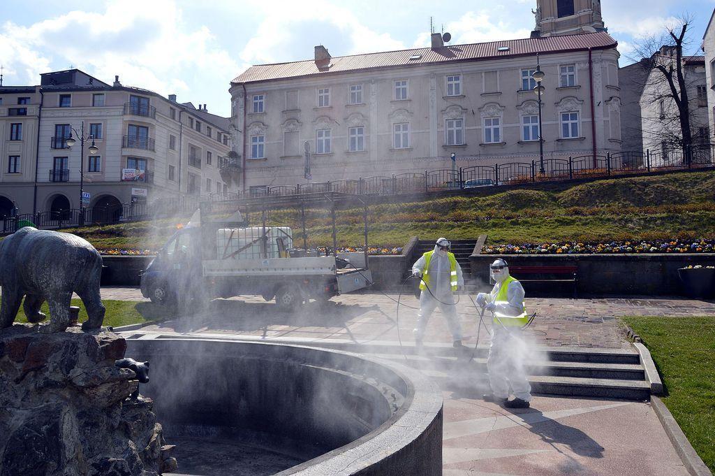 Od 1 do 4 kwietnia ub.r. miasto było dezynfekowane środkiem o nazwie Chlorofresh. Dezynfekcję prowadzili pracownicy PWiK na zlecenie prezydenta Wojciecha Bakuna. Szef przemyskiej firmy „Dezynfekcja Dezynsekcja Deratyzacja” Kamil Stachura uważa, że problemem nie był sam preparat, a technika wykonania