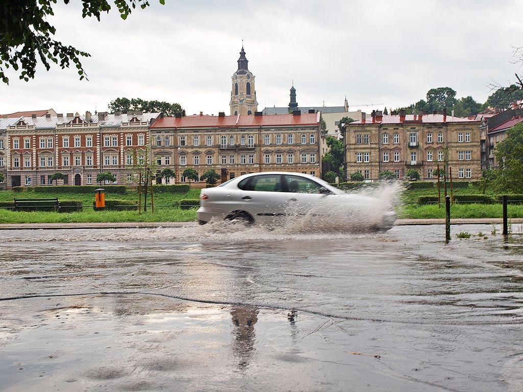 Niebawem minie rok od potężnej ulewy. Woda  zalała wówczas Wybrzeże Jana Pawła II i bezpośrednio sąsiadujące z nią inne uliczki. Oby w tym roku sytuacja się nie powtórzyła.<br/>fot.Mariusz Godos