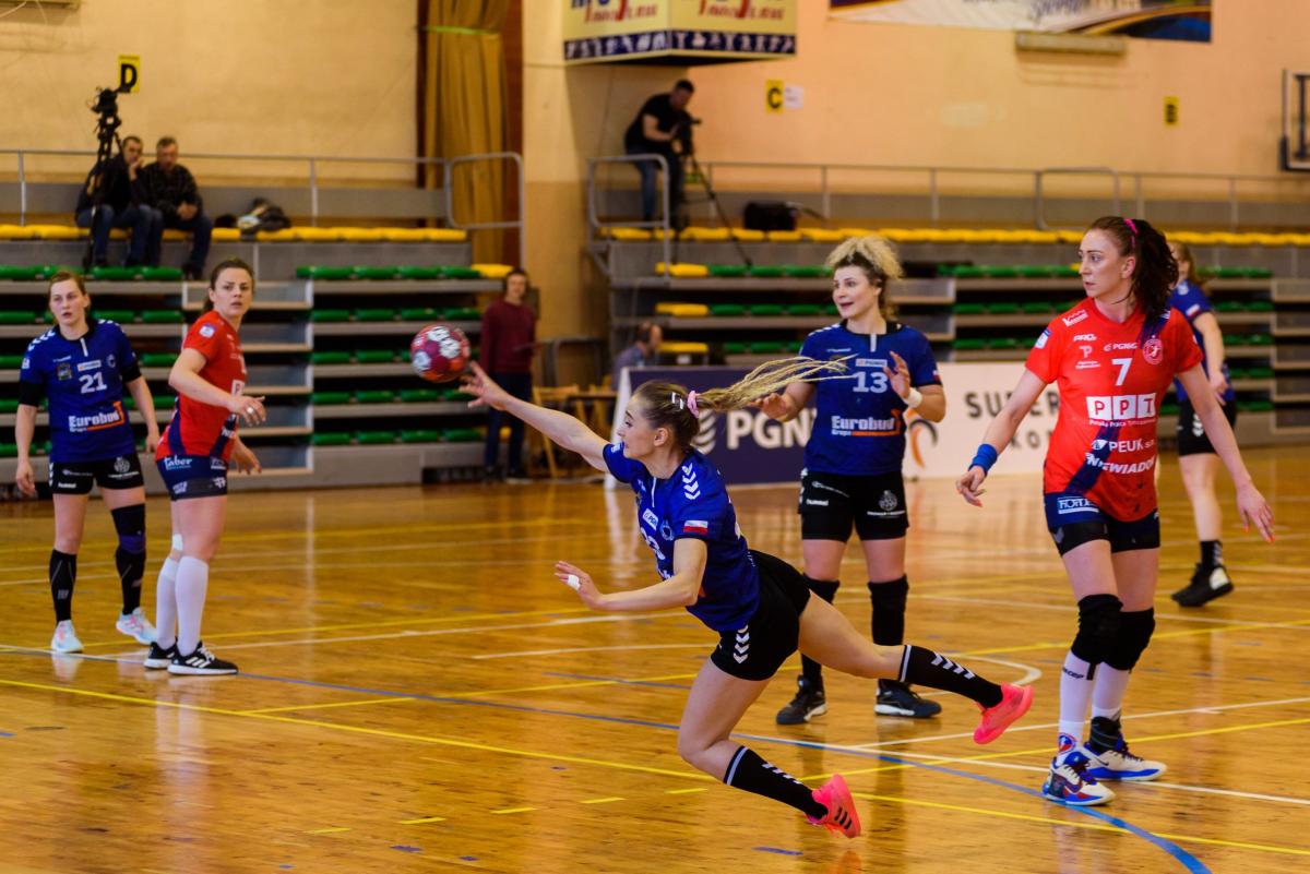 W akcji skrzydłowa jarosławskiego zespołu Julia Pietras.<br/>fot.PGNiG Superliga Piłki Ręcznej Kobiet