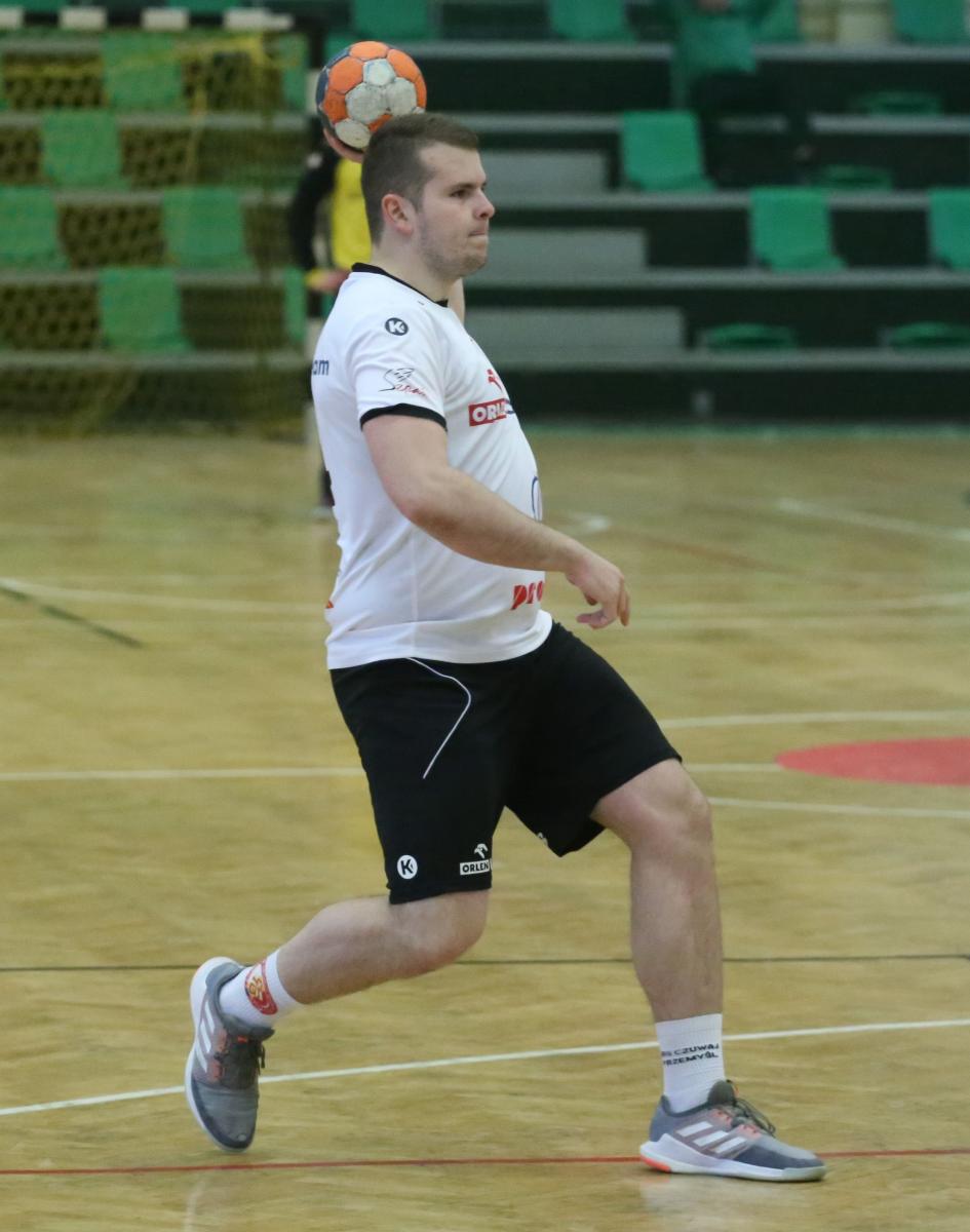 Mateusz Nowak w meczu z Olimpią był kapitalnie dysponowany. Rzucił 9 bramek, będąc niemal nieomylnym.<br/>fot.Kamil Krukiewicz