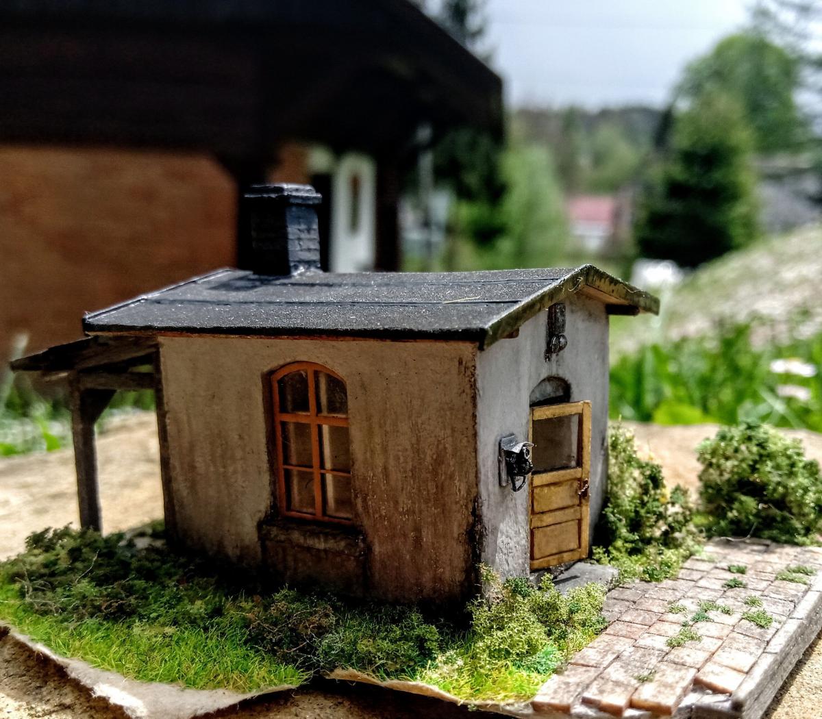 Kolejowe modele pana Rafała tworzone są w skali 1:87. By to sobie lepiej wyobrazić, wystarczy przełożyć 1 m w skali rzeczywistej na około 11 mm. <br/>fot.ze zbiorów własnych