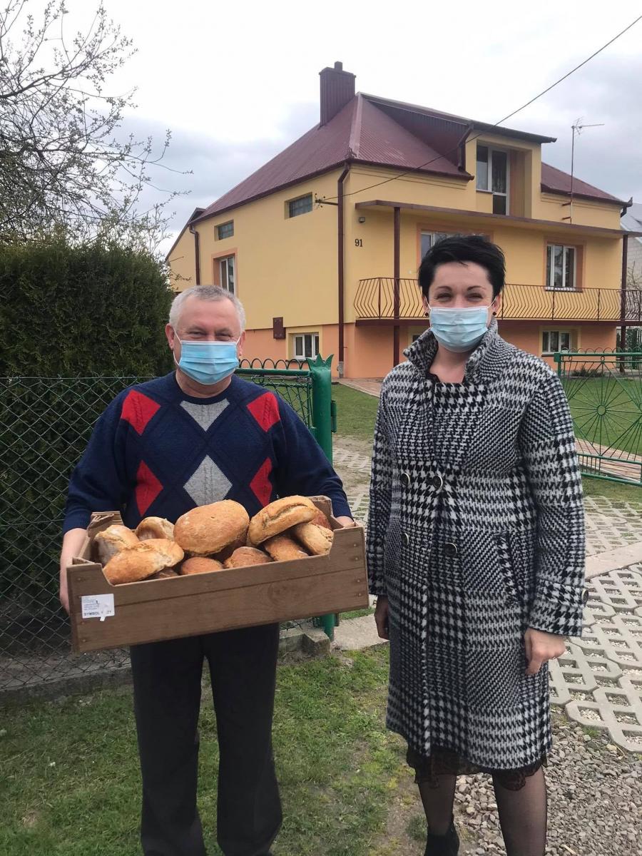Chleby pieczone były 29 i 30 kwietnia. Pierwsze 70 udało się rozwieźć pierwszego dnia, a około 50 kolejnego. <br/>fot.GOPS Tryńcza