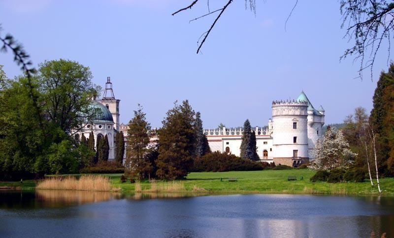 Czy będzie możliwe podziwiać piękno krasiczyńskiego zamku dzięki dotarciu tam rowerem? Niebawem się przekonamy.<br/>fot.www.wikipedia.pl