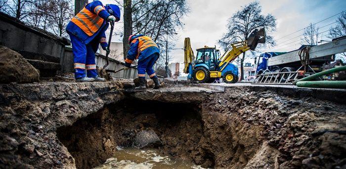 Przemyska sieć wodociągowa jest bardzo stara. Wybudowana wiele lat temu, wymaga ciągłego „odświeżania”. Świadczą o tym choćby pojawiające się systematycznie informacje o jej awariach w różnych miejscach miasta.<br/>fot.ze zbiorów własnych