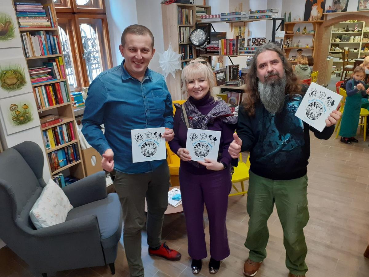 Premiera wydawnictwa odbyła się w księgarni Ceramiczny Lis w Przemyślu. Na zdjęciu: Małgorzata Pięta (w środku), autorka ilustracji. Pierwszy z lewej autor Rafał Paśko, z prawej Przemysław Grządziel.<br/>fot.ze zbiorów własnych