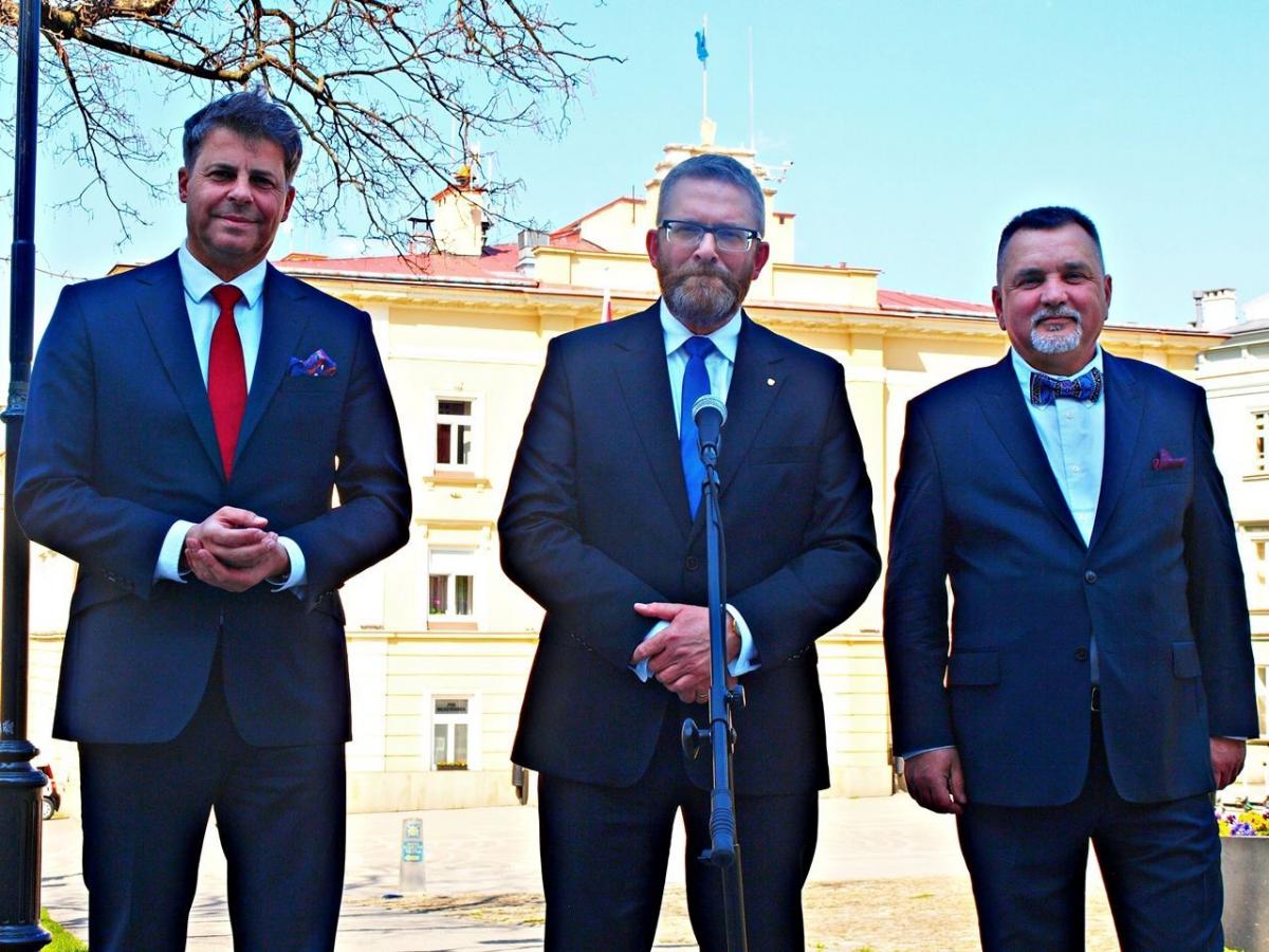 W konferencji prasowej Konfederacji wzięli udział: kandydat na prezydenta Rzeszowa, poseł Grzegorz Braun (w środku) oraz byli europosłowie, przemyślanin Andrzej Zapałowski (z prawej) i Mirosław Piotrowski (z lewej).<br/>fot.Mariusz Godos