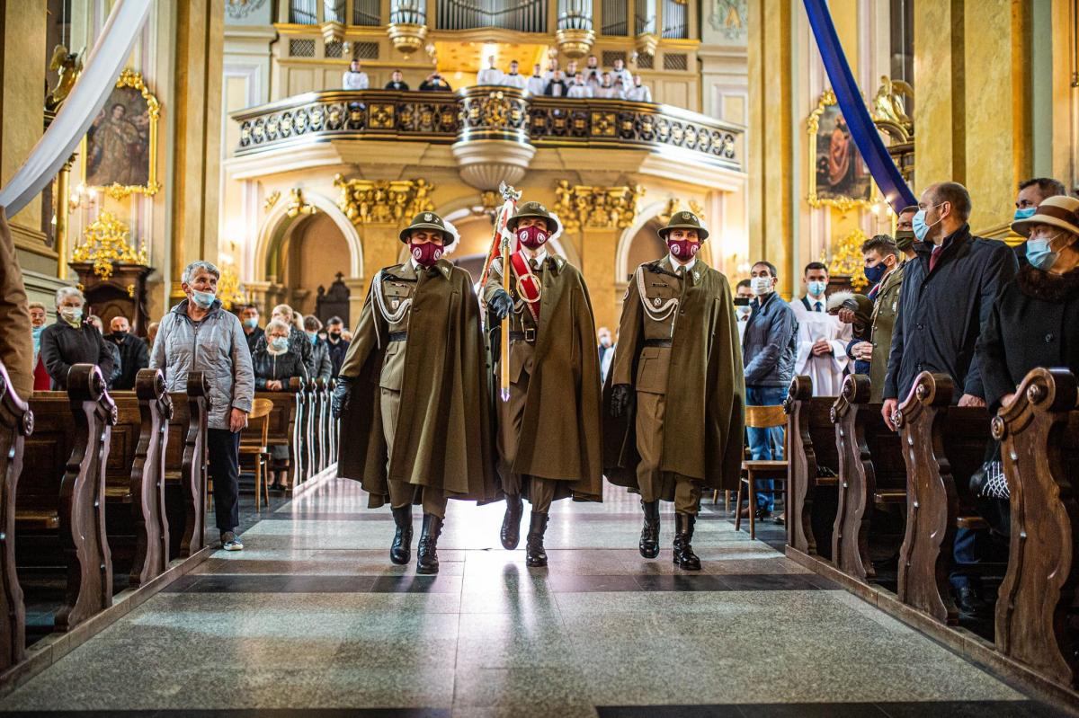 Uroczystości rozpoczęła msza św. w bazylice archikatedralnej w intencji ojczyzny, której przewodniczył bp Stanisław Jamrozek. W eucharystii uczestniczył poczet sztandarowy 5 Batalionu Strzelców Podhalańskich. <br/>fot.Tomasz Golkowski
