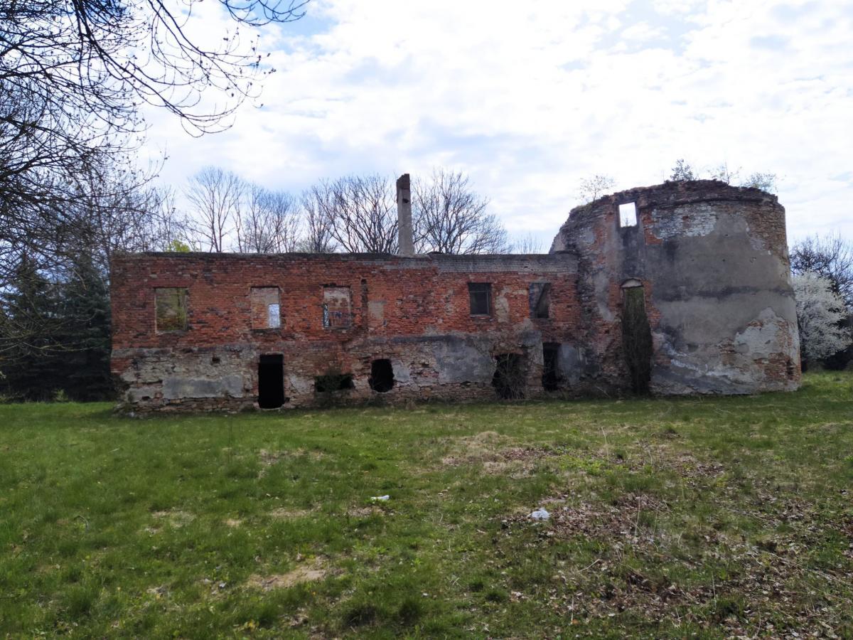 W bezpośrednim otoczeniu XVI-wiecznych ruin zamku Fredrów w Fredropolu pieczarkarnia nie powstanie.<br/>fot.ze zbiorów własnych