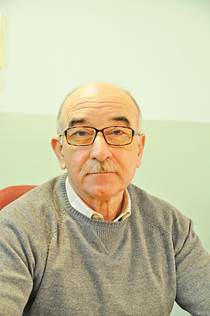 – Bywa, że seniorzy podają jako numer kontaktowy komórkę dziecka czy kogoś z rodziny, kto w momencie, kiedy akurat chcemy przekazać informację o szczepieniu, na przykład o jego przesunięciu, jest w pracy i ma wyłączony telefon. I wówczas kontakt jest zerowy – mówi lek. med. Marek Krupowczyk – rzeczn