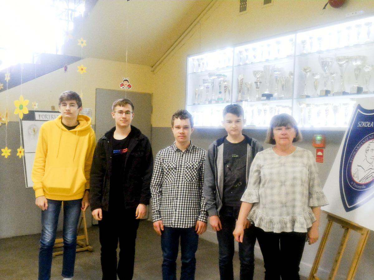 Przemyscy laureaci i finalista konkursu matematycznego Podkarpackiego Kuratora Oświaty w Rzeszowie z opiekunem. Od lewej: Kamil Kołcz, Piotr Gwiżdż, Gabriel Pszonak, Karol Jędruch i nauczyciel matematyki Maria Głowaty.