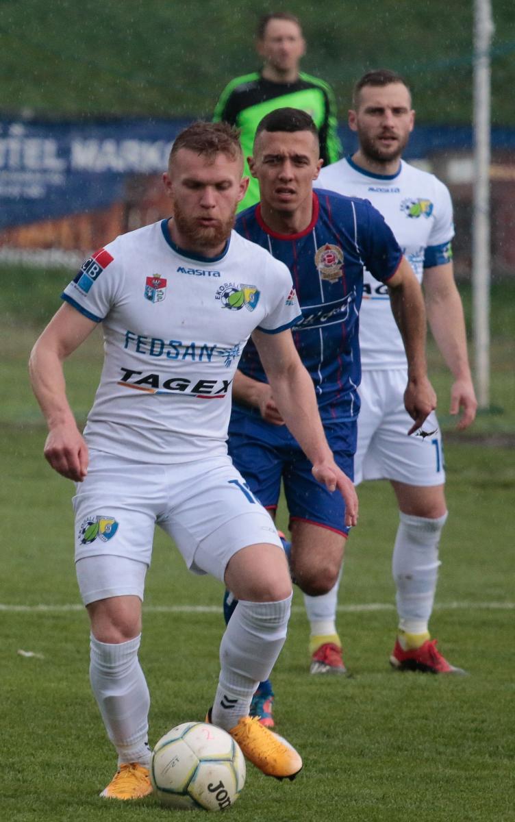 Mecz w Przemyślu pomiędzy Polonią i Ekoball Stalą zakończył się polubownie. Padł remis 1:1. Na zdjęciu (na pierwszym planie) defensor gości Damian Baran, za nim strzelec bramki dla Polonii Mateusz Wanat.<br/>fot.Kamil Krukiewicz