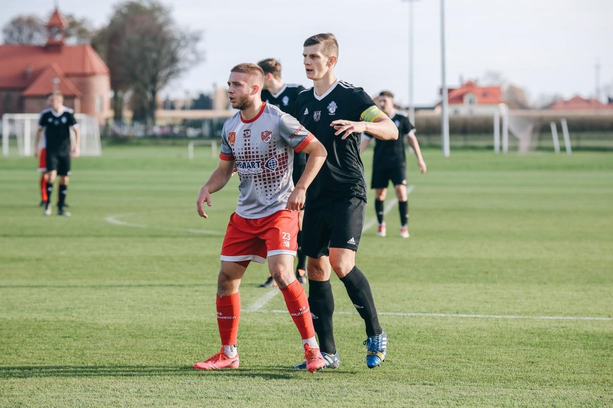Kacper Wydra (na pierwszym planie) zdobył jesienią dla KS Wiązownica 5 bramek. Dlaczego teraz nie gra? Nie wiadomo. Dlaczego trener Jacek Piszczek nie szuka alternatyw, także...<br/>fot.Natalia Styś