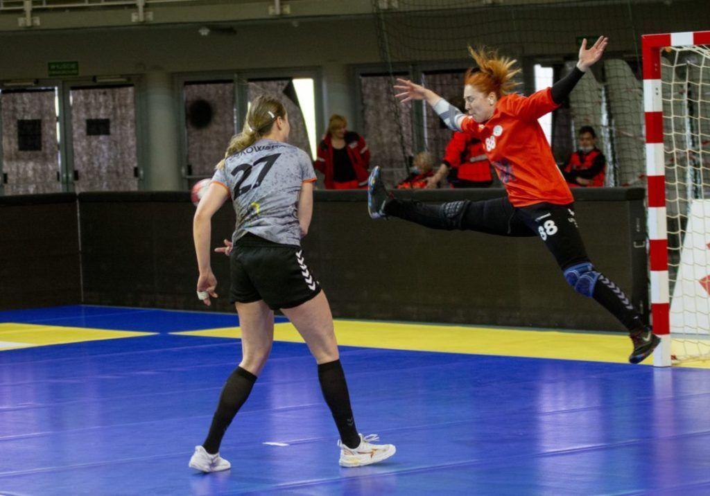 Martyna Żukowska na trzy próby z linii rzutów karnych, trzy razy się nie pomyliła.<br/>fot.PGNiG Superliga Piłki Ręcznej Kobiet