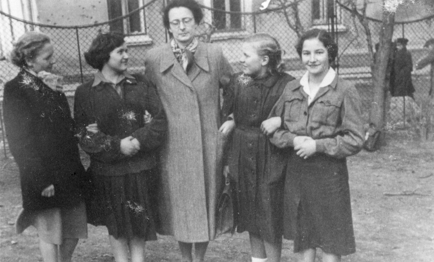 Anna Jenke w otoczeniu młodzieży, której poświeciła dorosłe lata swego życia.<br/>fot.eduwystawy.eu