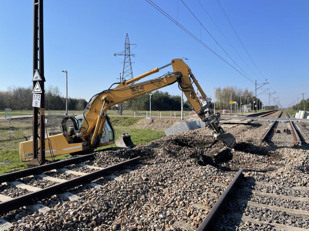 Trwają prace modernizacyjne na trasie kolejowej między Przeworskiem a Grodziskiem Dolnym, w związku z czym do 12 czerwca pasażerowie zmuszeni będą korzystać z autobusowej komunikacji zastępczej. W Gniewczynie Łańcuckiej robotnicy demontują m.in. szyny i podkłady na przepuście w celu przebudowy obiek