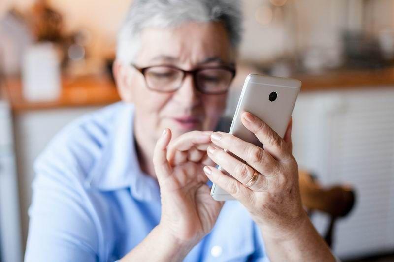 Dostałeś SMS-a o treści: „Twoja paczka została zatrzymana przez służby celne” z podejrzanym linkiem? Uważaj! <br/>fot.ze zbiorów własnych