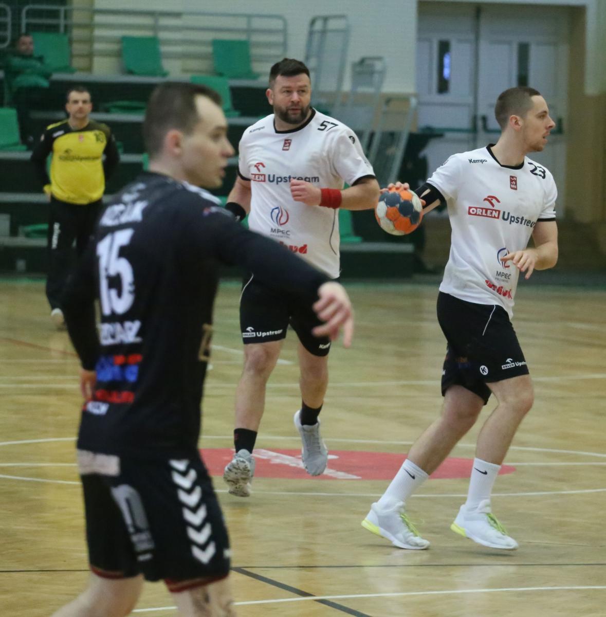 Każdy z przemyskich zawodników miał swój wkład w pewną wygraną w Ostrowcu Świętokrzyskim. Z piłką Mateusz Drozdalski. W środku Maciej Kubisztal.<br/>fot.Kamil Krukiewicz