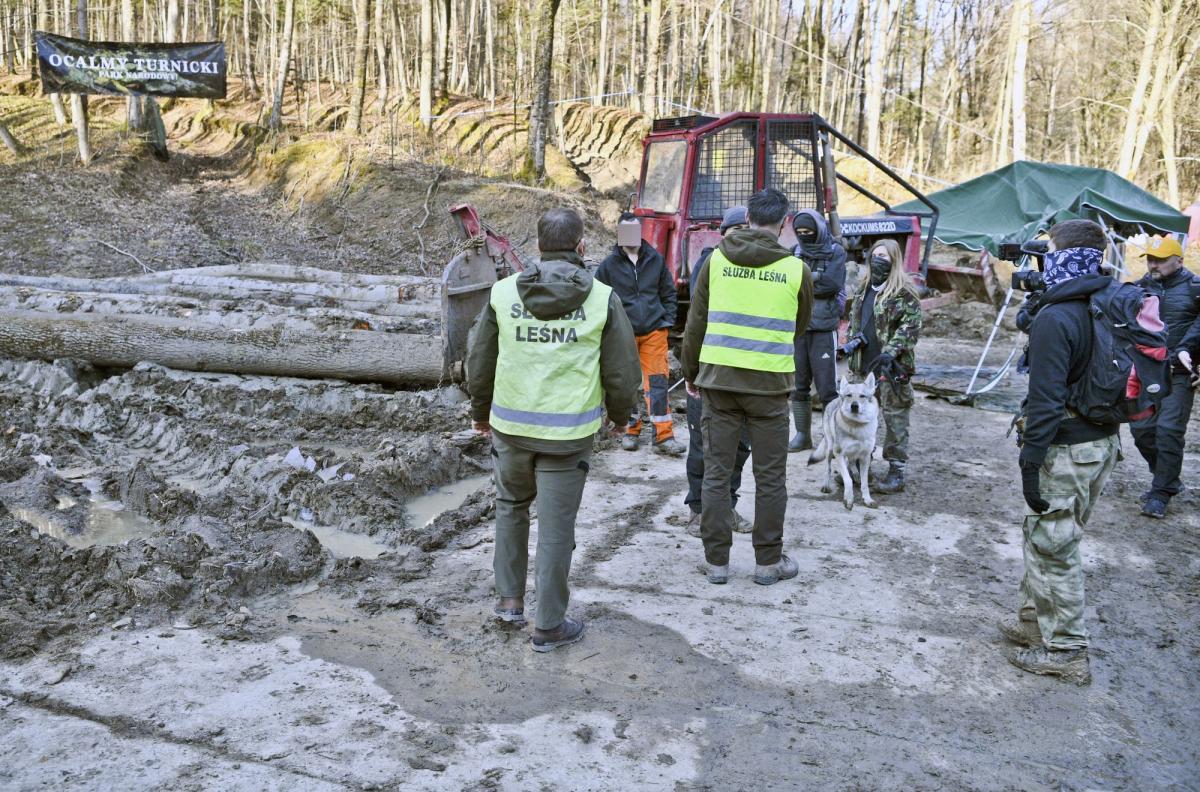 Straż Leśna jeszcze kilka razy nas odwiedziła – raz tylko zwalniając i trąbiąc, innym razem się zatrzymując, a jeszcze innym – wysiadając i filmując miejsce protestu. 
