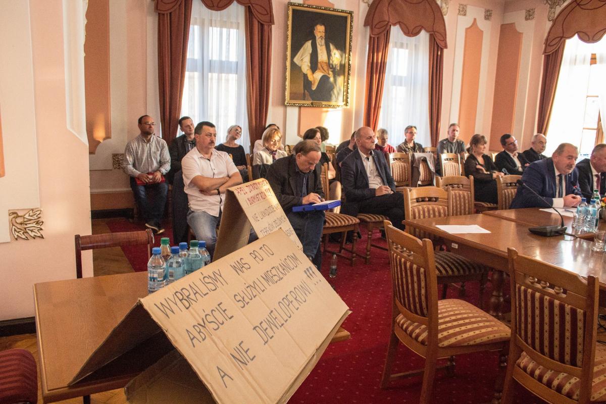 Podczas spotkania z mieszkańcami w 2019 r. padła deklaracja, że parking nie powstanie, a teren zielony zostanie terenem zielonym. Teraz mieszkańcy mówią samorządowcom, zarówno tym z miasta, jak i tym z powiatu: sprawdzam.<br/>fot.Bartłomiej Pacek