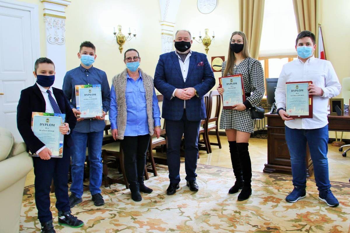 Laureaci XIX edycji „Zlotu Gwiaździstego” w towarzystwie dyrektor wydziału oświaty Renaty Chlebowskiej i burmistrza Waldemara Palucha. Od lewej stoją: Błażej Siudak, Kamil Czubocha, Maja Cęcora i Kacper Czwakiel.<br/>fot.UM Jarosław