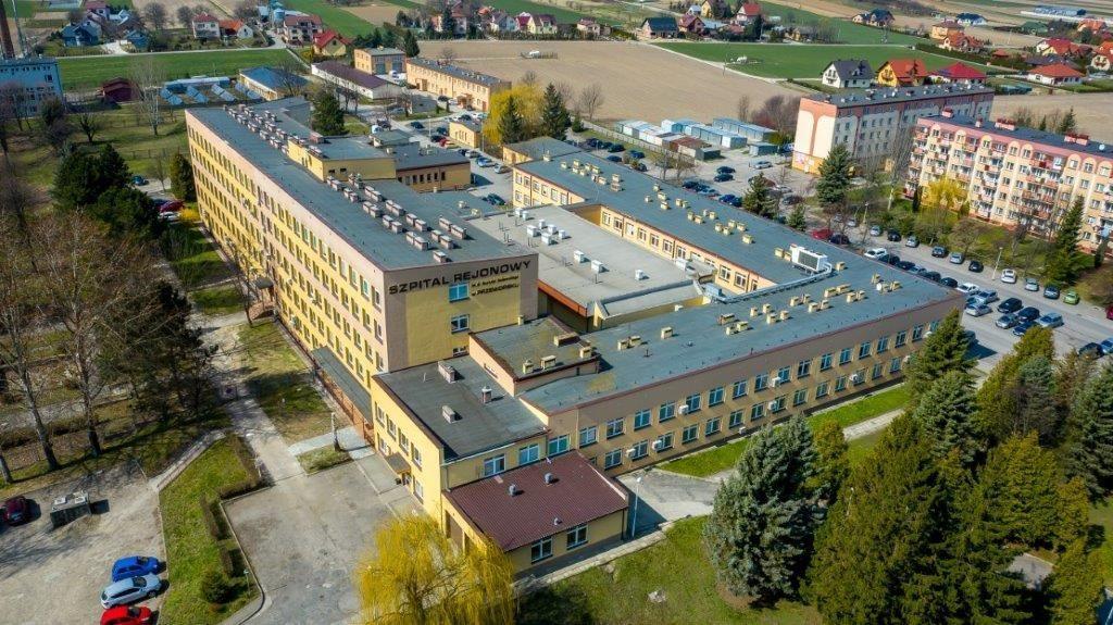 Szpital w Przeworsku, podobnie jak wiele innych szpitali powiatowych, zmaga się z problemami braku specjalistów i starzenia się kadry. W prowadzącym placówkę starostwie wierzą, że problemowi może zaradzić system stypendiów dla studentów medycyny.<br/>fot.SP ZOZ Przeworsk