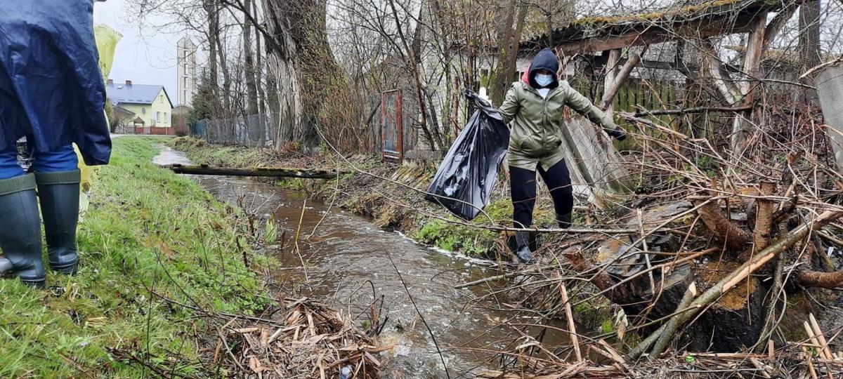 W Cieszanowie łącznie zebrano 300 kg śmieci. <br/>fot.materiały organizatora