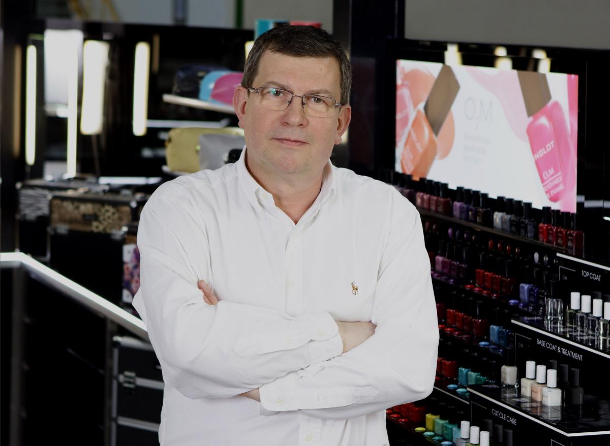 Sprawcą i współautorem publikacji jest przemyślanin dr Zbigniew Inglot, kojarzony raczej ze znaną na całym świecie firmą produkującą kosmetyki. Z wykształcenia i zamiłowania jest fizykiem.