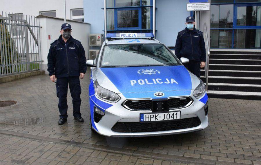 Pruchniccy funkcjonariusze będą korzystać z nowego radiowozu w codziennej służbie na terenie podległym komisariatowi.<br/>fot.KPP Jarosław