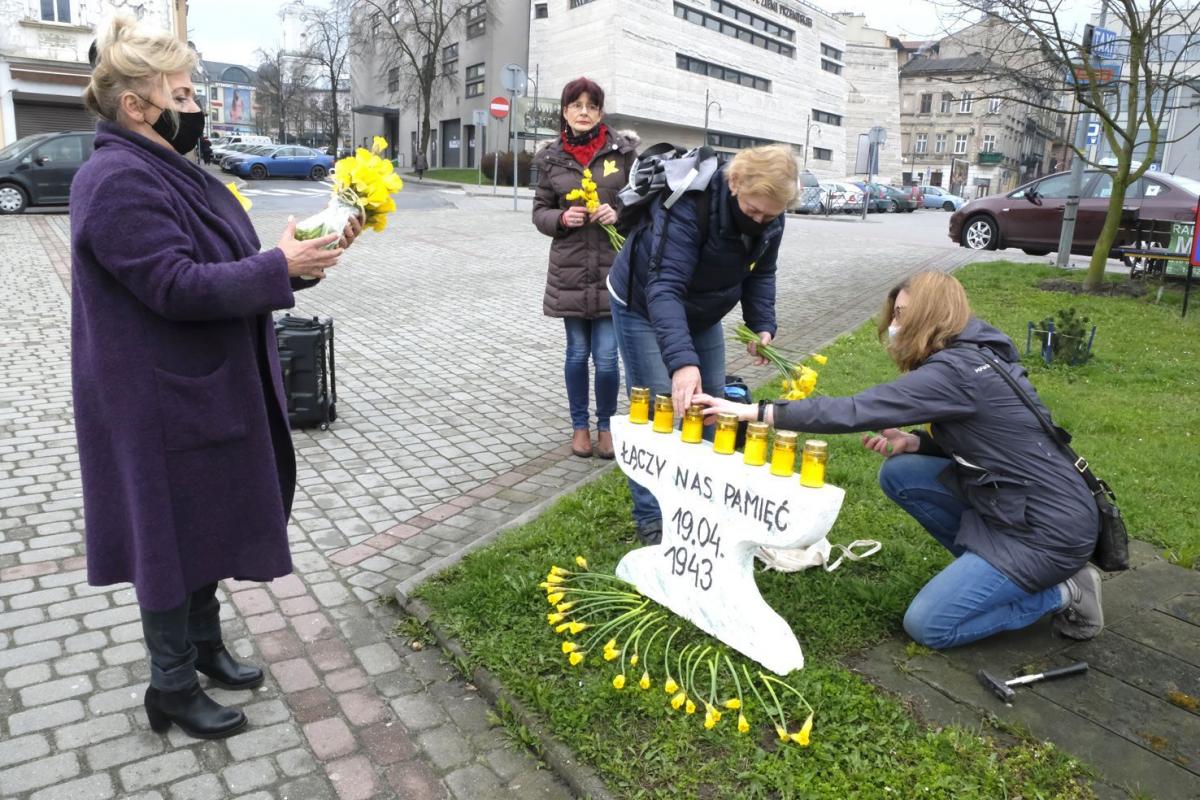 Pamięć o powstaniu w warszawskim getcie symbolizowała menora i żółte żonkile.<br/>fot.Jacek Szwic