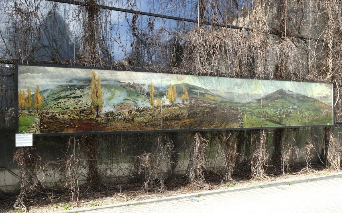 Reprodukcja szkicu do panoramy „Somosierra” Wojciecha Kossaka i Michała Wywiórskiego na wschodniej ścianie muzeum.<br/>fot.Jacek Szwic