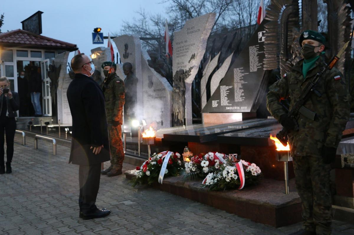 Delegacje składały kwiaty przy pomniku Pamięci Narodowej na dziedzińcu kościoła pw. Chrystusa Króla.<br/>fot.Starostwo Powiatowe w Jarosławiu