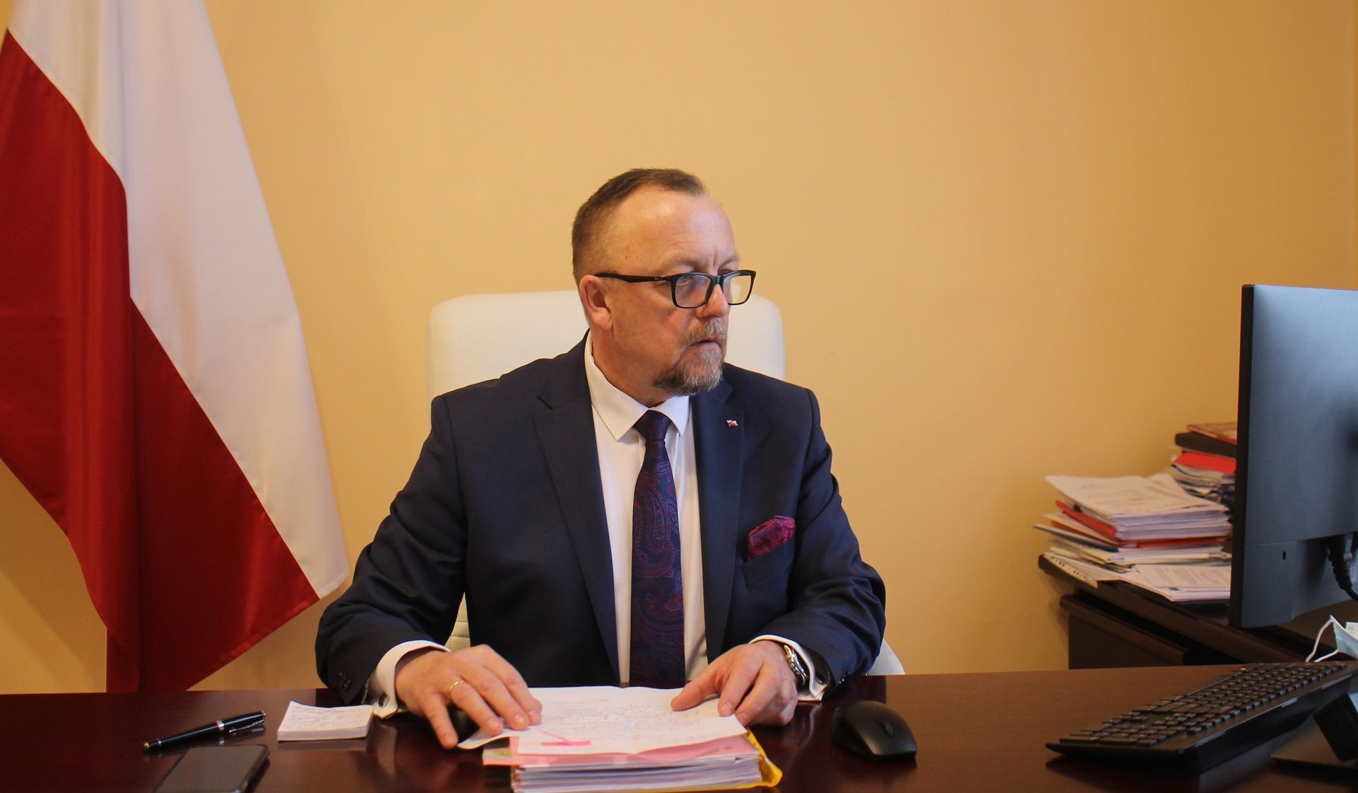 Sesja została zwołana w trybie nadzwyczajnym, bo władze powiatu chcą wykorzystać dobrą koniunkturę na rynku wykonawców i rozpisać przetargi, zanim nastąpi ich wysyp. Uzyskane w ten sposób oszczędności będzie można zainwestować w inne przedsięwzięcia.<br/>fot.Starostwo Powiatowe w Jarosławiu
