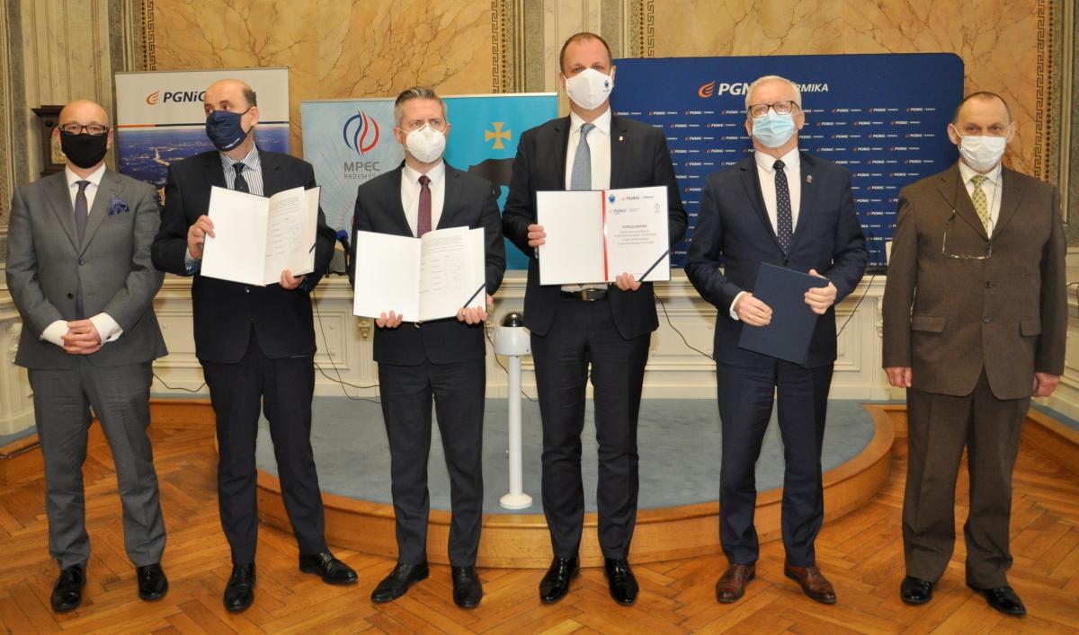 Porozumienie w zakresie produkcji i dystrybucji ciepła systemowego na terenie miasta 16 kwietnia br. podpisali: prezydent miasta Wojciech Bakun, prezes zarządu PGNiG Termika Paweł Stańczyk oraz prezes Miejskiego Przedsiębiorstwa Energetyki Cieplnej w Przemyślu Kazimierz Stec.<br/>fot.UM Przemyśl  