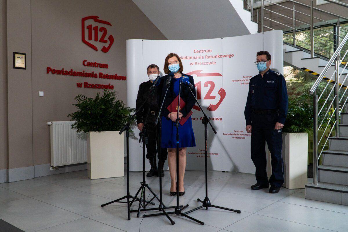 Obok E. Leniart w konferencji prasowej w Podkarpackim Urzędzie Wojewódzkim w Rzeszowie uczestniczyli komendant wojewódzki Państwowej Straży Pożarnej nadbrygadier Andrzej Babiec oraz zastępca komendanta wojewódzkiego policji w Rzeszowie inspektor Zbigniew Sowa.<br/>fot.PUW Rzeszów