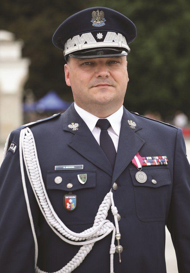 Nadinspektor Henryk Moskwa urodził się w 1973 r. w Pruchniku. Jest absolwentem wydziału prawa i administracji Wyższej Szkoły Prawa i Administracji.<br/>fot.PUW Rzeszów